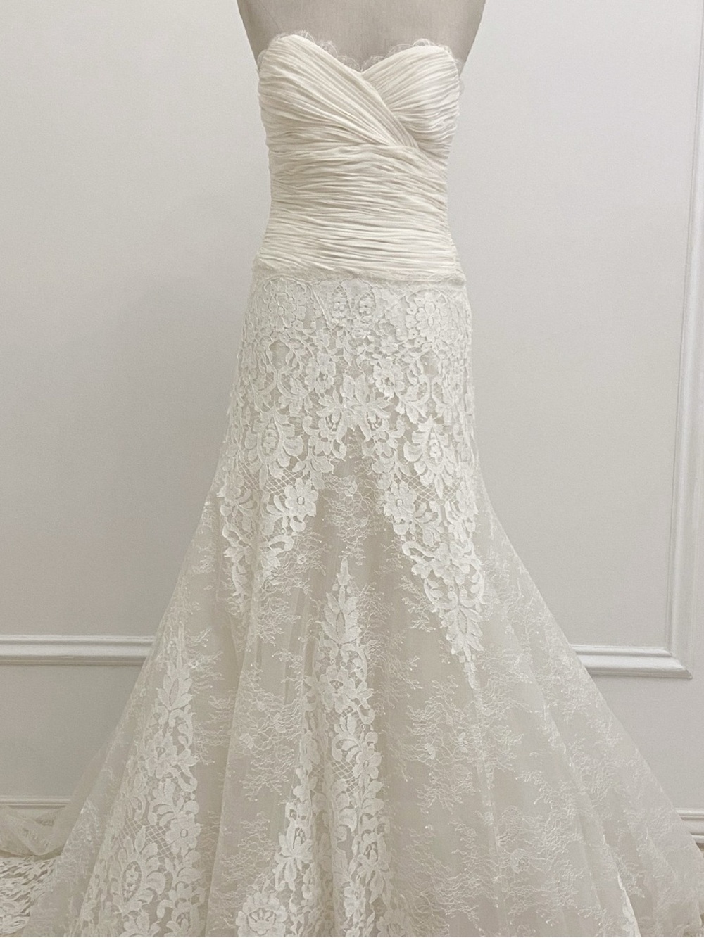 Carolina Herrera Ivory Chantilly Lace Wedding Dress